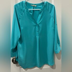 Lightweight turquoise top